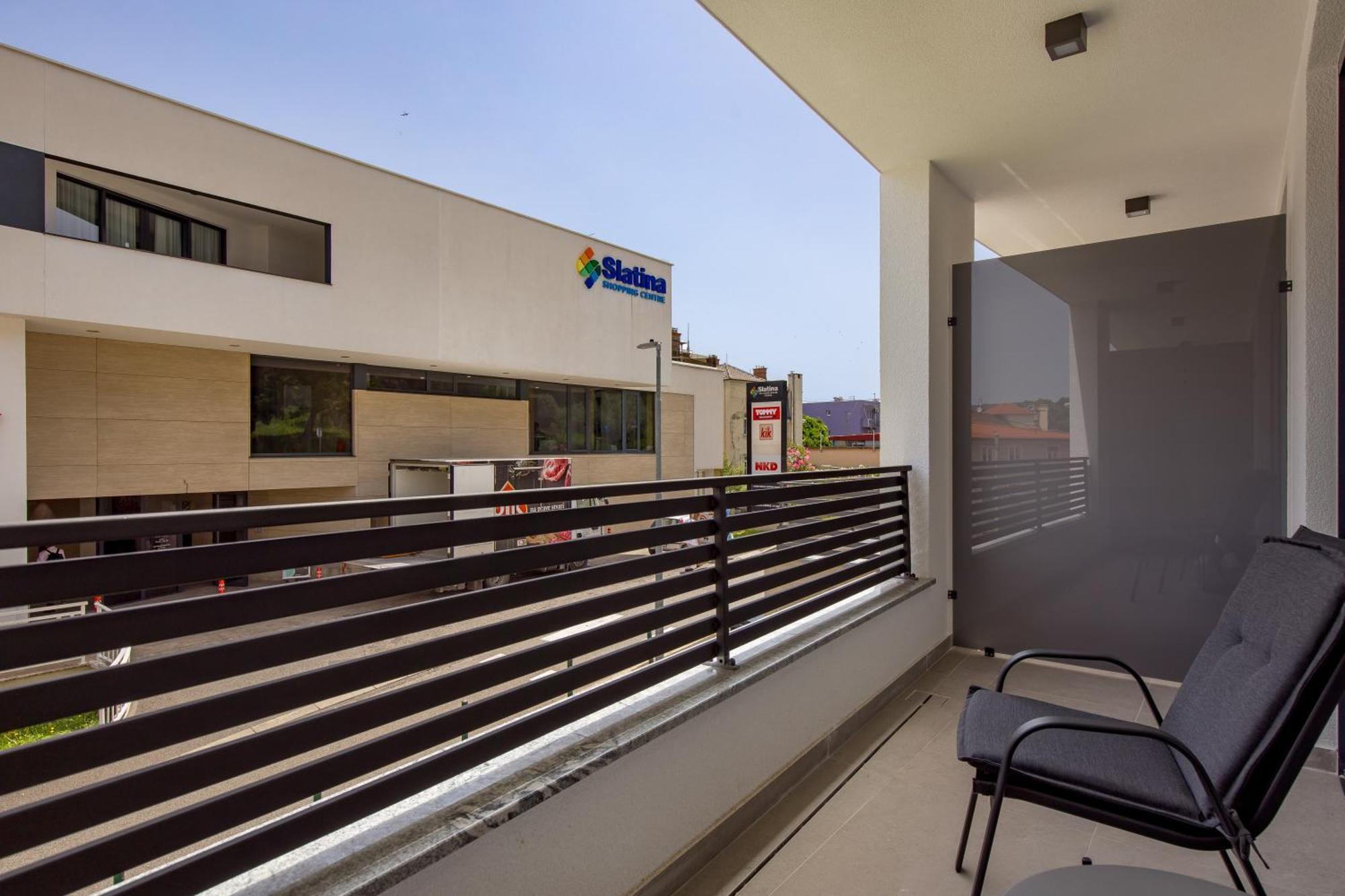 Belinda With Balcony Apartma *